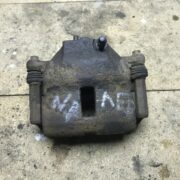 Суппорт передний левый для Nissan Primera P11