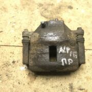 Суппорт передний правый для Nissan Primera P11