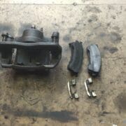 Суппорт передний правый для Mazda 626 GE