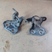 Петля двери передней правой для Nissan Primera P10