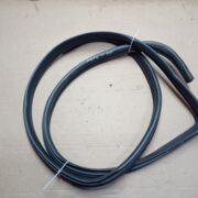 Уплотнитель двери передней правой для Mazda 626 GE