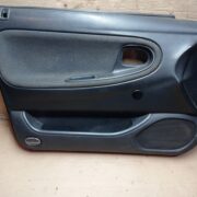 Обшивка двери передней левой (дверная карта) для Mazda 626 GE