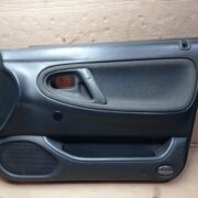 Обшивка двери передней правой (дверная карта) для Mazda 626 GE