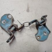 Петля двери передней правой для Mazda 626 GE