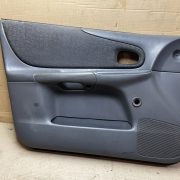 Обшивка двери передней левой (дверная карта) для Mazda 323 BJ