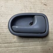 Ручка внутренняя передняя правая для Mazda 323 BJ