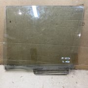 Стекло двери задней левой для Mazda 323 BJ